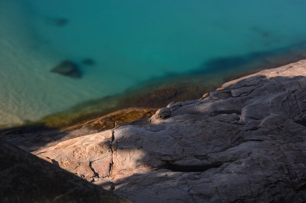 Acque smeraldo setose e costa rocciosa