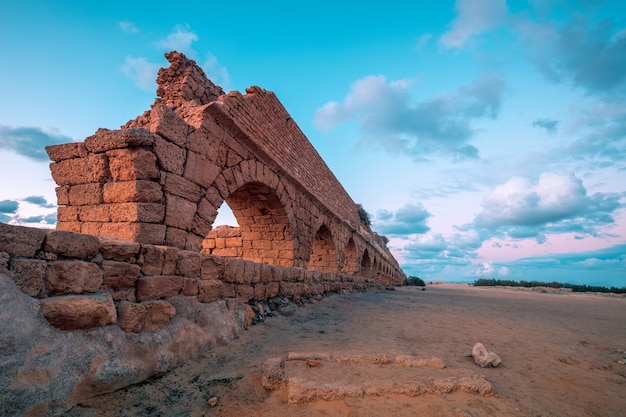 Acquedotto nell'antica città di Cesarea al tramonto. Colore creativo