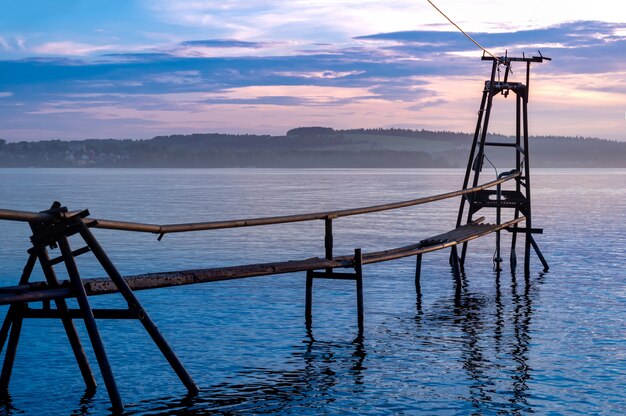 Acquedotto privato di fortuna con condotta per l'estrazione dell'acqua sulla sponda del fiume