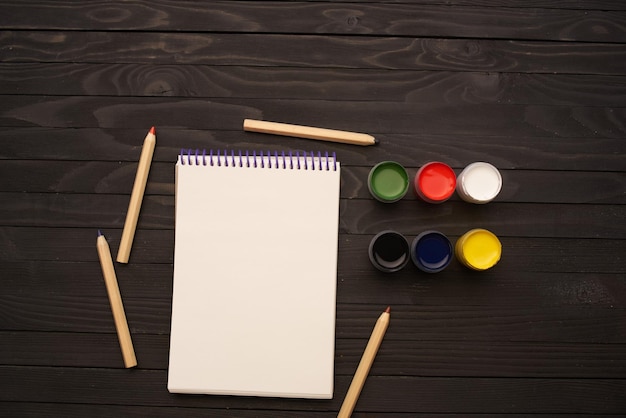 acquerelli, pitture, matite, blocchi appunti, strumenti di disegno, arte, sfondo in legno scuro, foto di alta qualità