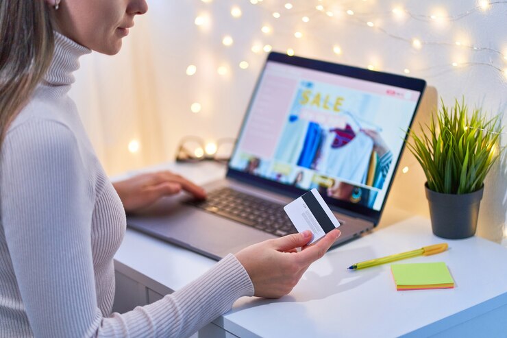 Foto acquirente che fa shopping online e paga beni e acquisti con carta di credito