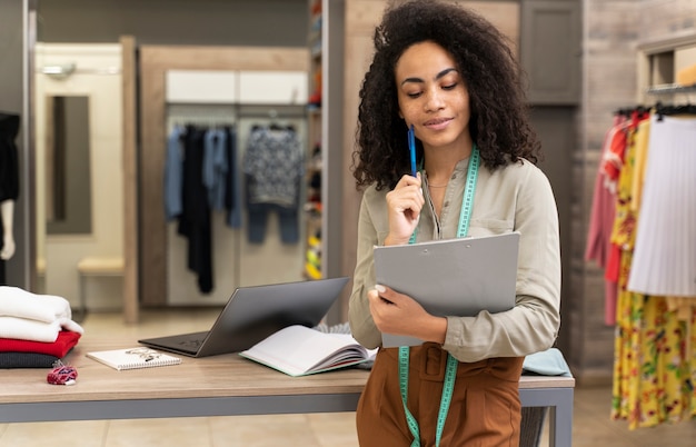 Acquirente personale femminile che lavora