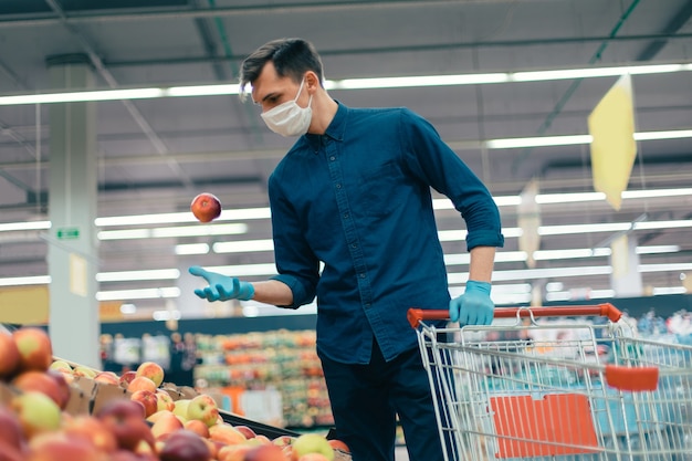 Acquirenti occasionali che acquistano frutta in un supermercato durante il periodo di quarantena. concetto di sicurezza