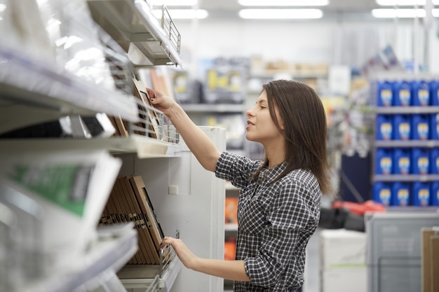 Acquista donna al negozio di ferramenta