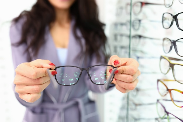 Acquista la selezione di occhiali e lenti concept con la donna con gli occhiali