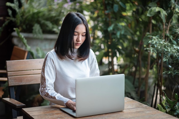 Acquista prodotti online utilizzando i laptop nei bar