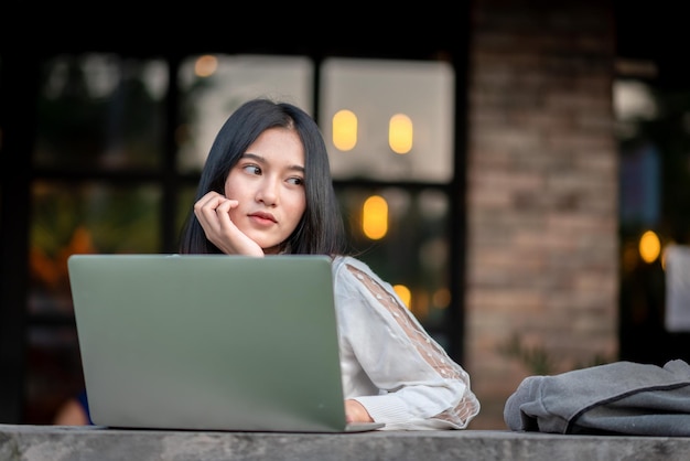 Acquista prodotti online utilizzando i laptop nei bar