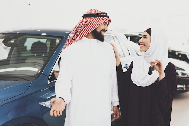 Acquista veicoli per famiglie arabe con chiavi della macchina.