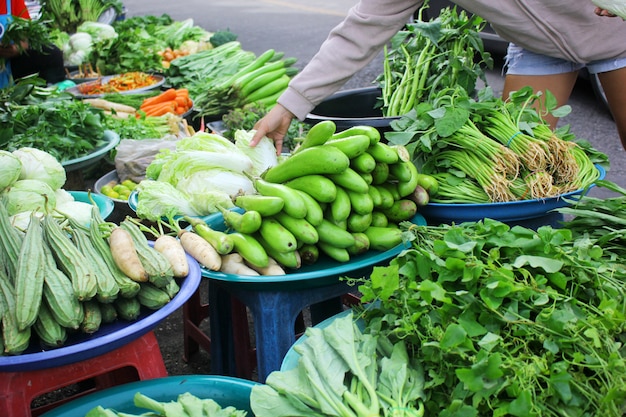 Acquista verdure nel mercato di prodotti freschi.