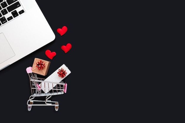 Acquisti online per San Valentino, consegna di regali, ordinazione di regali a distanza. desktop, cestino con scatole e cuori rossi