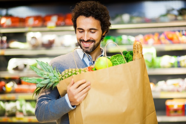 Acquisto bello dell&#39;uomo in un supermercato