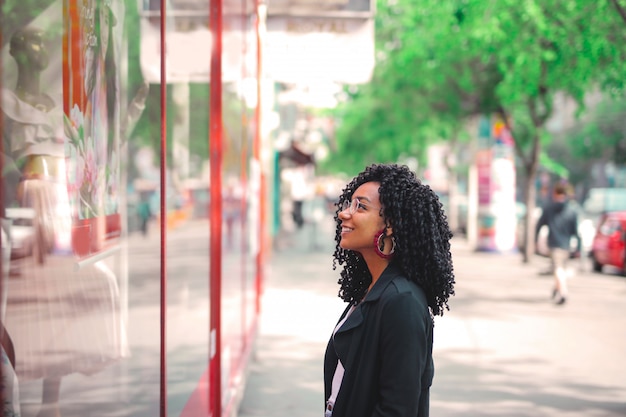 Acquisto della finestra della donna di afro