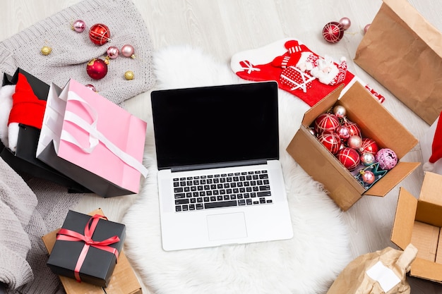 Acquisto di regali di natale online - concetto di shopping online