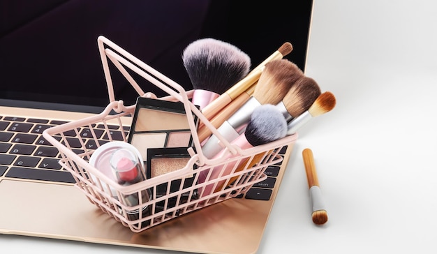 Acquisto online di cosmetici per il trucco su sfondo bianco