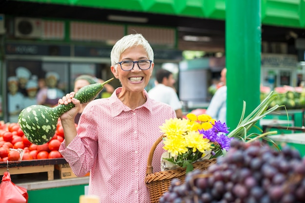 Acquisto senior della donna sul mercato