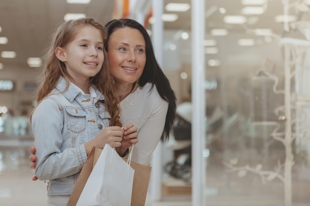 Acquisto sveglio della bambina al centro commerciale con sua madre