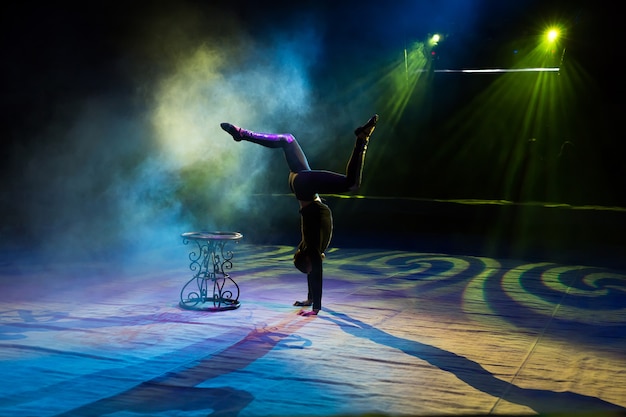 Acrobat esegue un trucco difficile nel circo.