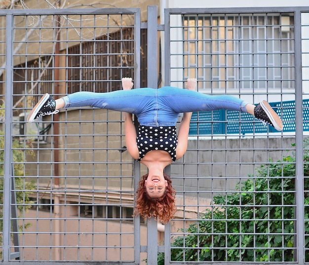 Acrobata che fa un salto sul muro