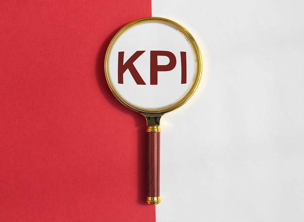 Acronimo di parola indicatore di prestazioni chiave Kpi attraverso la lente di ingrandimento
