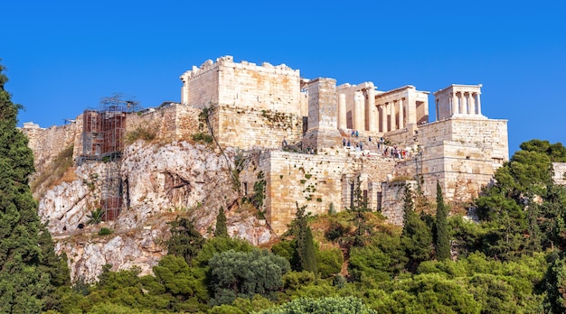 Acropoli di Atene in estate Grecia Vista panoramica delle famose antiche porte d'ingresso dei Propilei dell'Acropoli