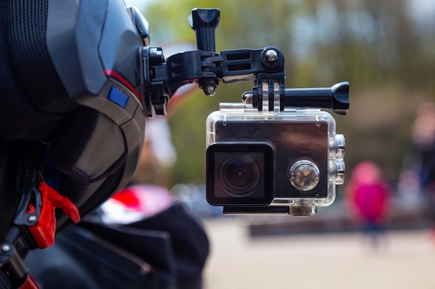 Action camera sul casco di un motociclista