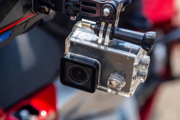 Action camera sul casco di un motociclista