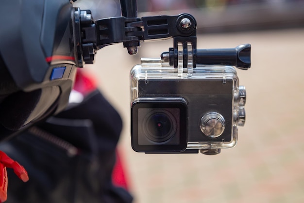 Action camera sul casco di un motociclista