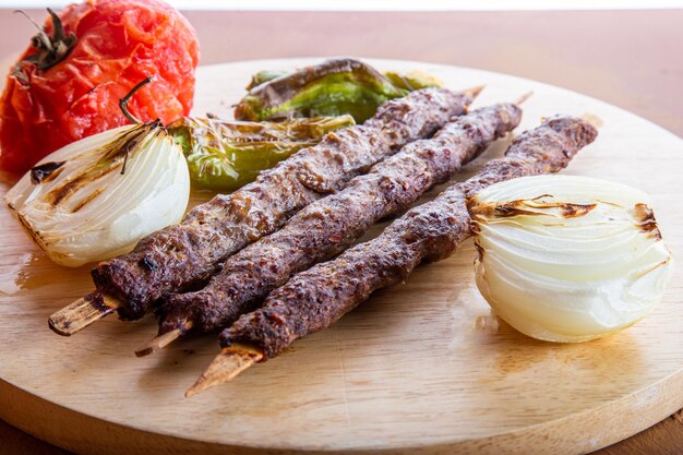 Adana kebap vista con cipolla pomodoro e peperone verde