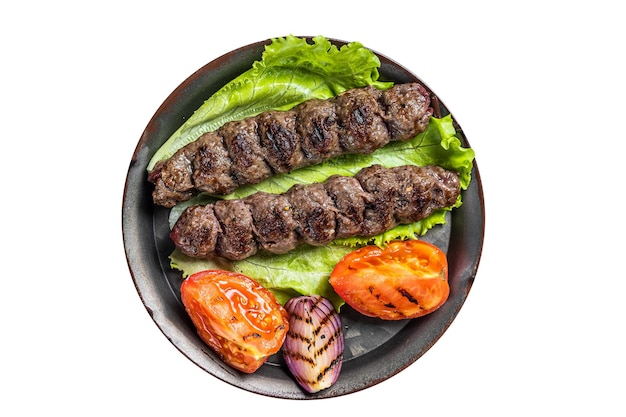 Adana lemb kebab di carne su un piatto isolato su sfondo bianco
