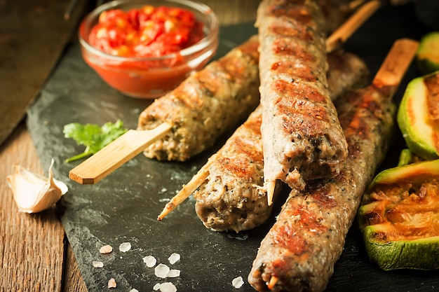 Adana Urfa Kebab turco alla griglia casalinga tradizionale