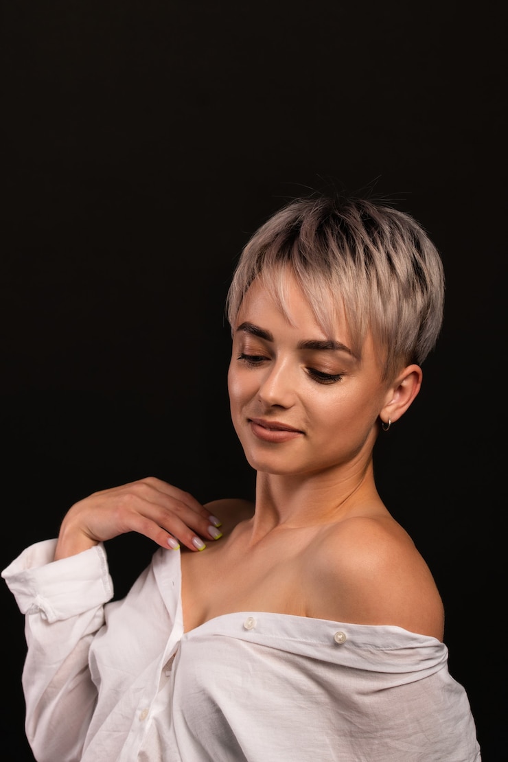 Foto adatti la bella giovane donna con la ragazza bionda di short hair.strong.