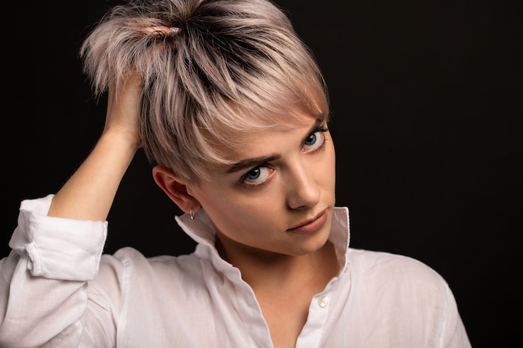 Foto adatti la bella giovane donna con la ragazza bionda di short hair.strong.