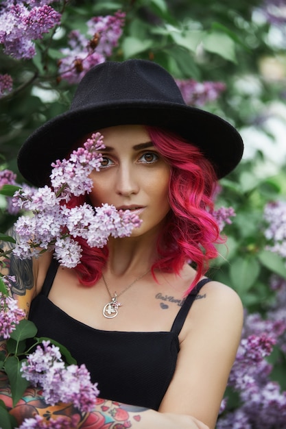 Adatti la ragazza con capelli rossi e la molla del grande cappello