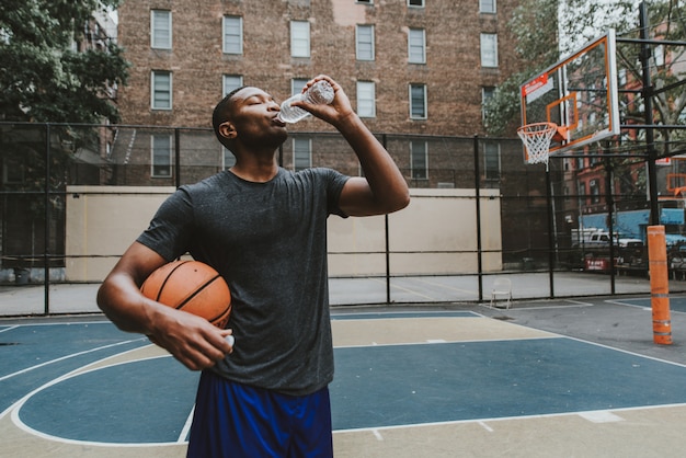 Addestramento del giocatore di pallacanestro su una corte a New York City