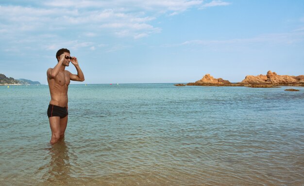 Addestramento del nuotatore sulla spiaggia