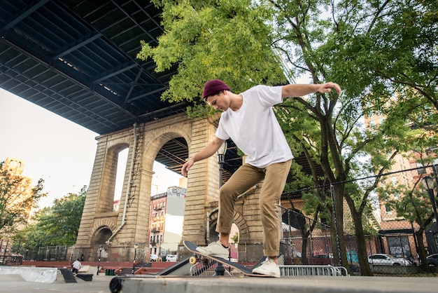 Addestramento del pattinatore in uno skate park a New York