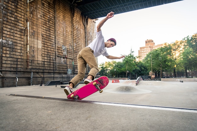 Addestramento del pattinatore in uno skate park a New York