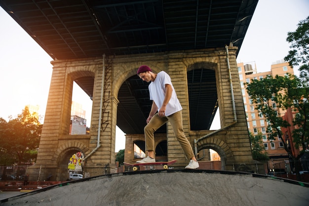 Addestramento del pattinatore in uno skate park a New York