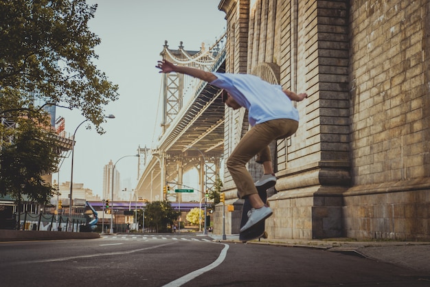 Addestramento del pattinatore in uno skate park a New York