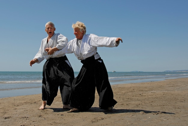 Addestramento dell'Aikido sulla spiaggia