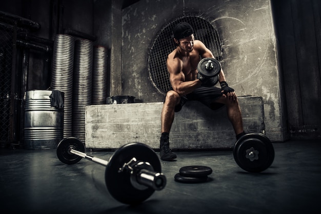 Addestramento dell'uomo in una palestra