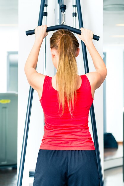 Addestramento della donna nella palestra o nel centro sportivo