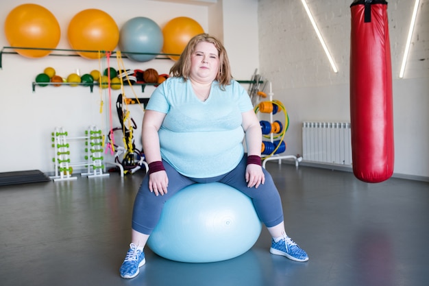 Addestramento della giovane donna con una palla di forma fisica