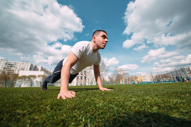 Addestramento di allenamento della plancia dell'uomo di forma fisica nel parco all'aperto.