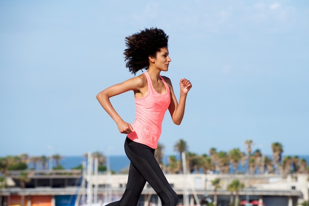 Addestramento di corridore femminile di lunghezza fuori