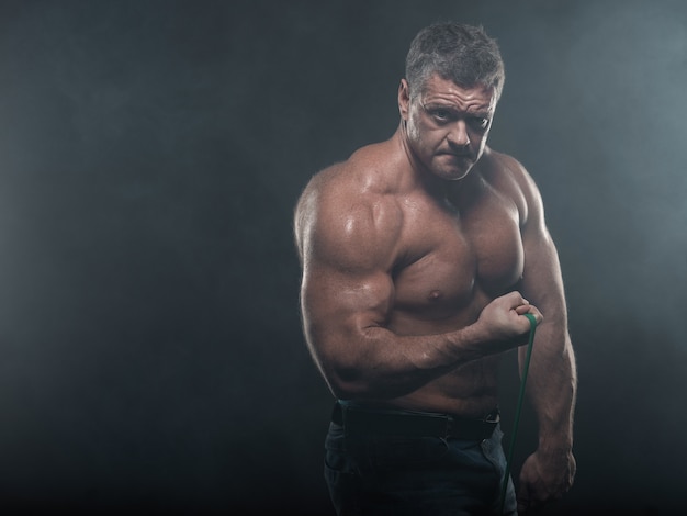 Addestramento muscolare dell'uomo con un'imbracatura