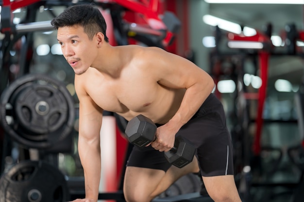 Addestramento sportivo dell'uomo con la testa di legno in palestra