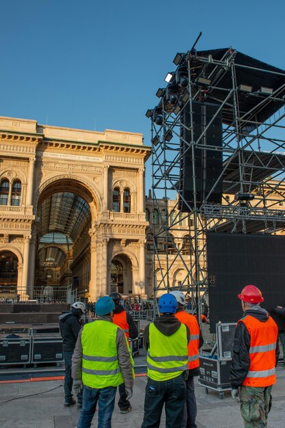 Addetti al montaggio del palco per il concerto di fine anno a Milano