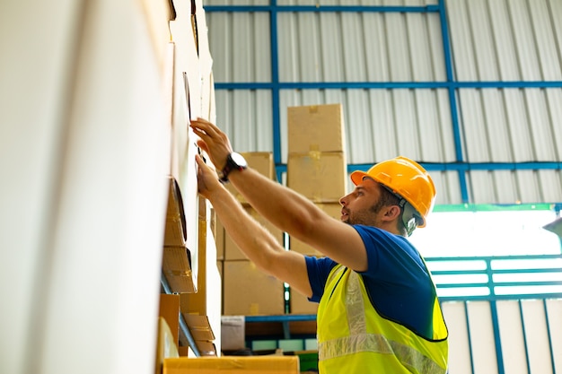 Addetto alle consegne che tiene il cartone per la spedizione al cliente