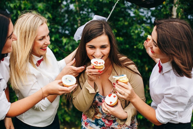 Addio al nubilato. festa di matrimonio. donne ad una festa.